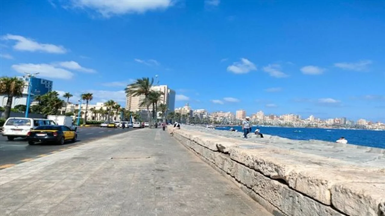 طقس مائل للحرارة غدًا مع نشاط للرياح في معظم المناطق